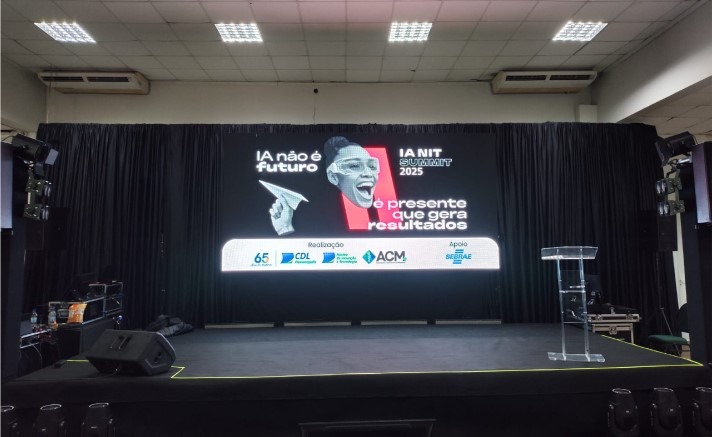 Painel de LED em palco de evento, com púlpito e iluminação