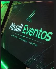 Painel de LED exibindo o logo da Atuall Eventos
